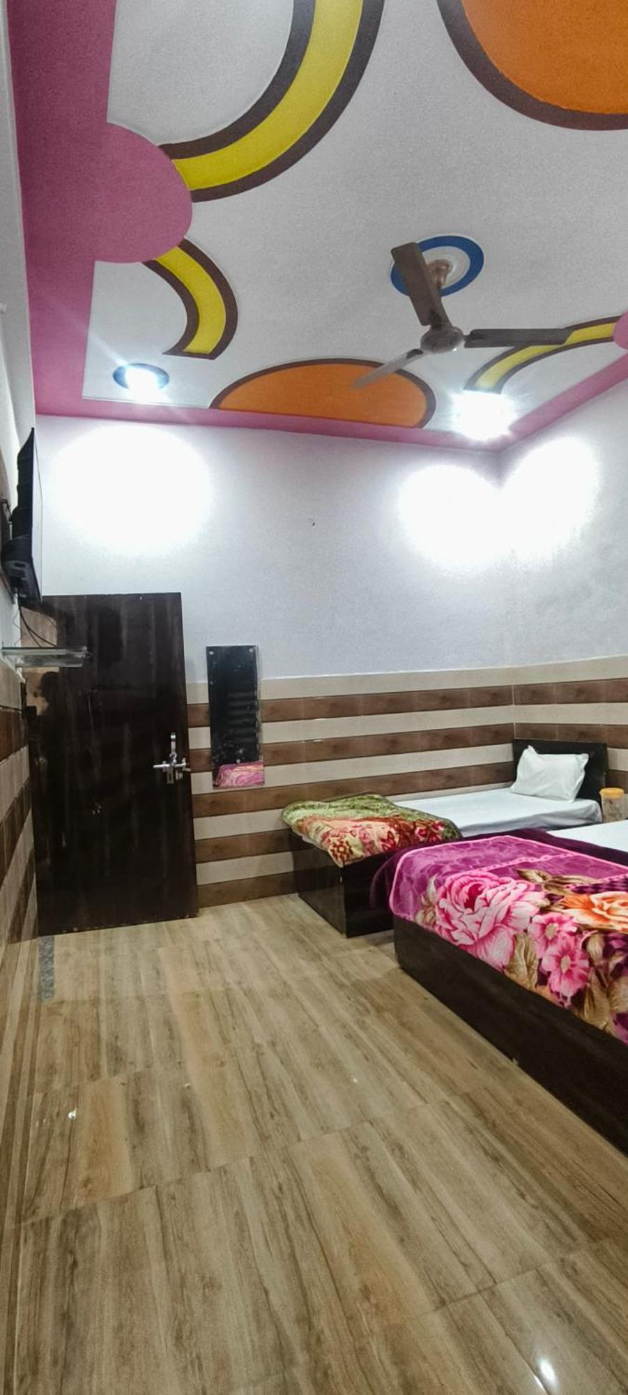 Отель K.D.Dham Near Prem Mandir1 Вриндавана Экстерьер фото